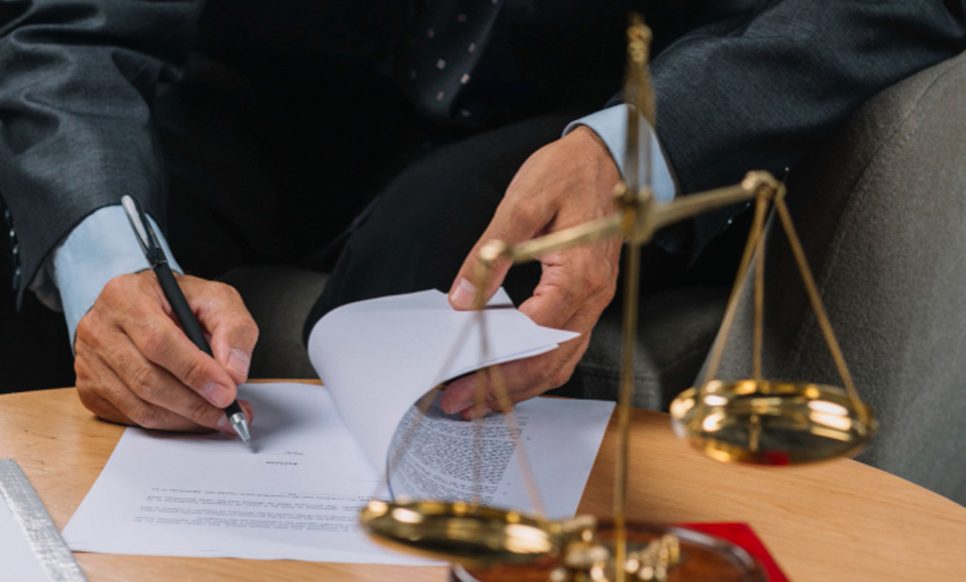 Personas en una sala de tribunal